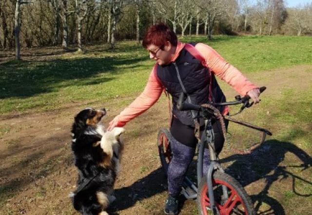 Un beau moment de complicité pour Céline et Oslo en trottinette.