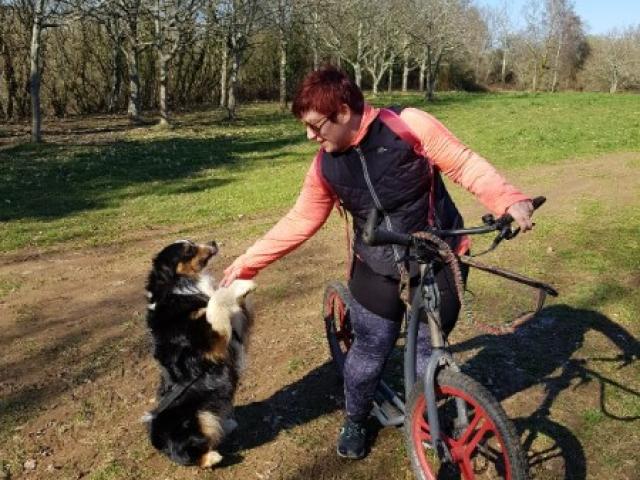 Un beau moment de complicité pour Céline et Oslo en trottinette.